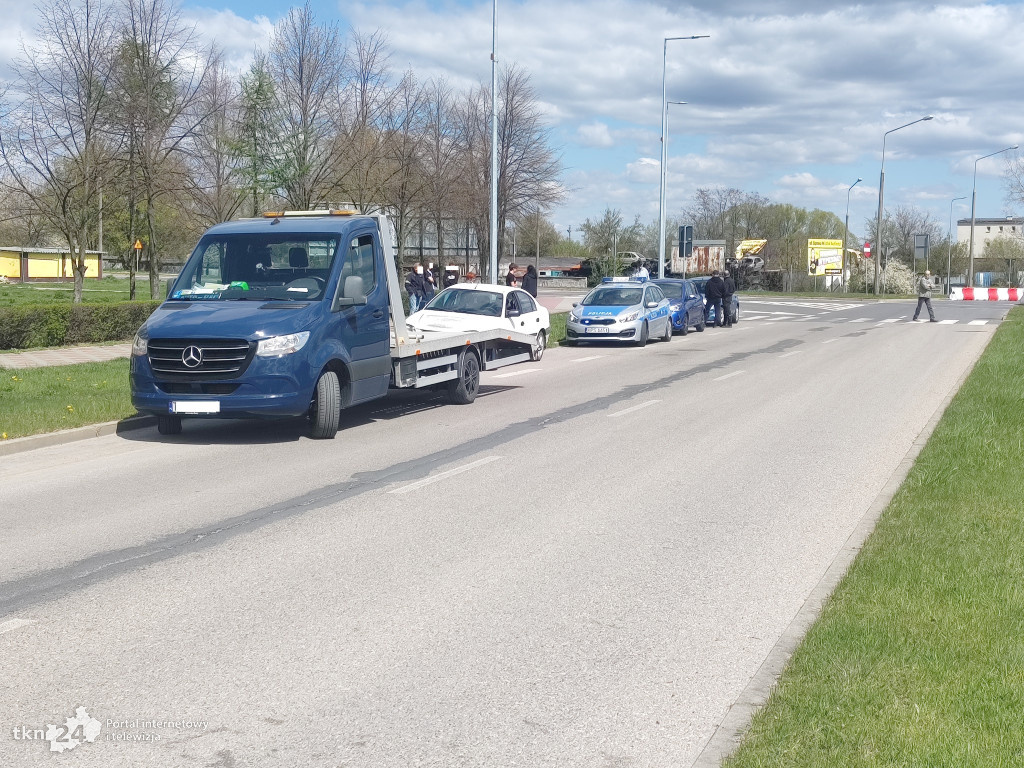 Kolizja nissana i toyoty przy markecie kaufland w Końskich