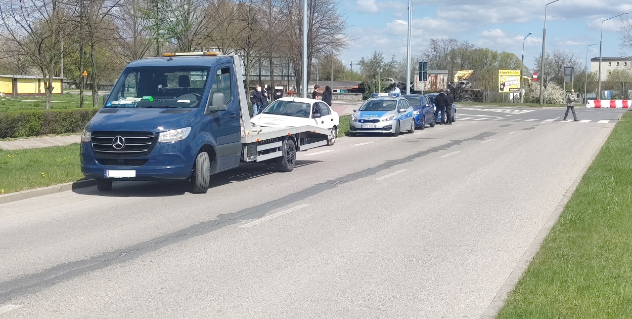 Kolizja nissana i toyoty przy markecie kaufland w Końskich
