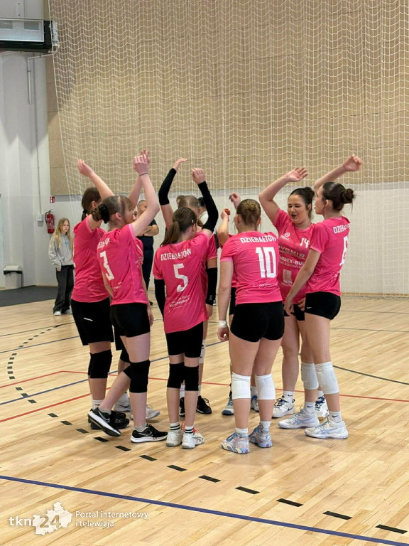 Siatkarki z Dziebałtowa wygrywają półfinał wojewódzki