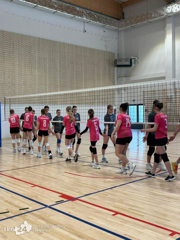 Siatkarki z Dziebałtowa wygrywają półfinał wojewódzki