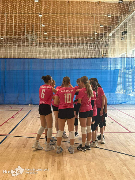 Siatkarki z Dziebałtowa wygrywają półfinał wojewódzki
