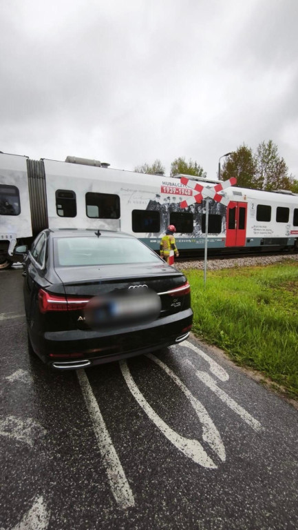 Auto wjechało w pociąg w Rudzie Białaczowskiej