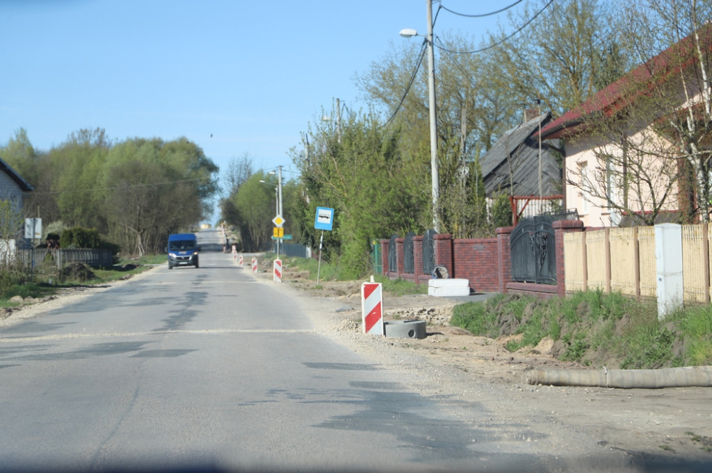 Ważna droga powiatowa w remoncie. Odcinek Radoszyce - Jakimowice