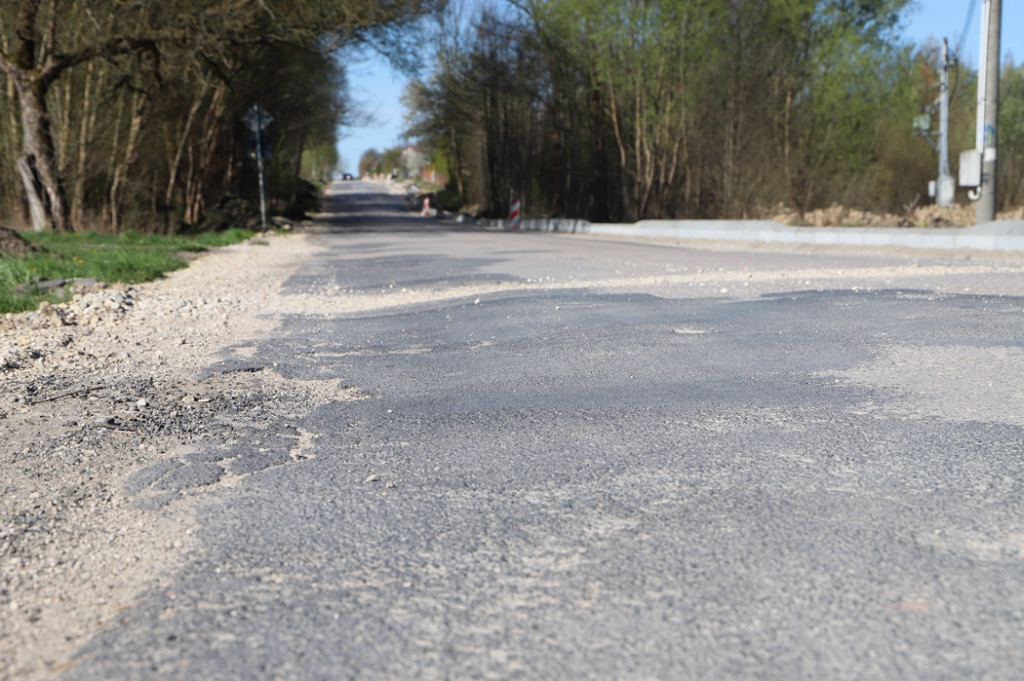 Ważna droga powiatowa w remoncie. Odcinek Radoszyce - Jakimowice