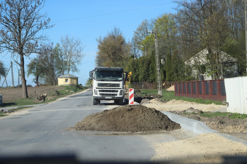 Ważna droga powiatowa w remoncie. Odcinek Radoszyce - Jakimowice