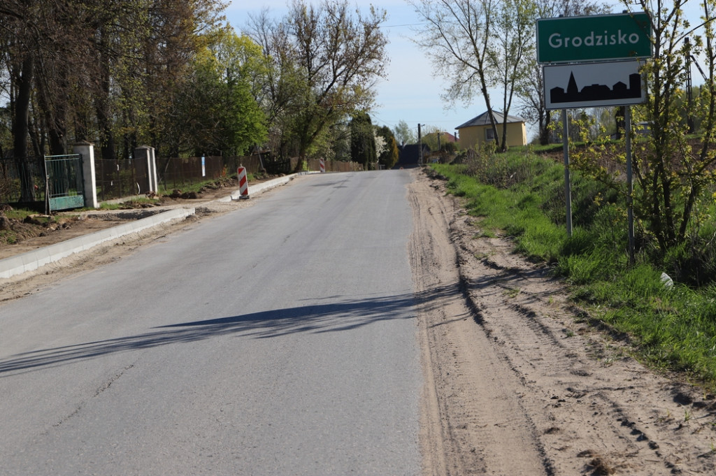 Ważna droga powiatowa w remoncie. Odcinek Radoszyce - Jakimowice