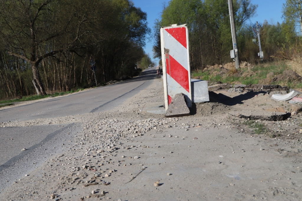 Ważna droga powiatowa w remoncie. Odcinek Radoszyce - Jakimowice