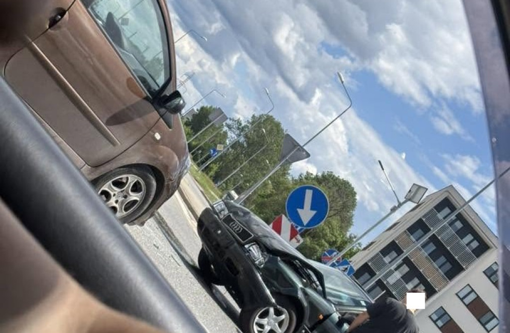 Kolizja na Staszica w Końskich. Droga była zablokowana