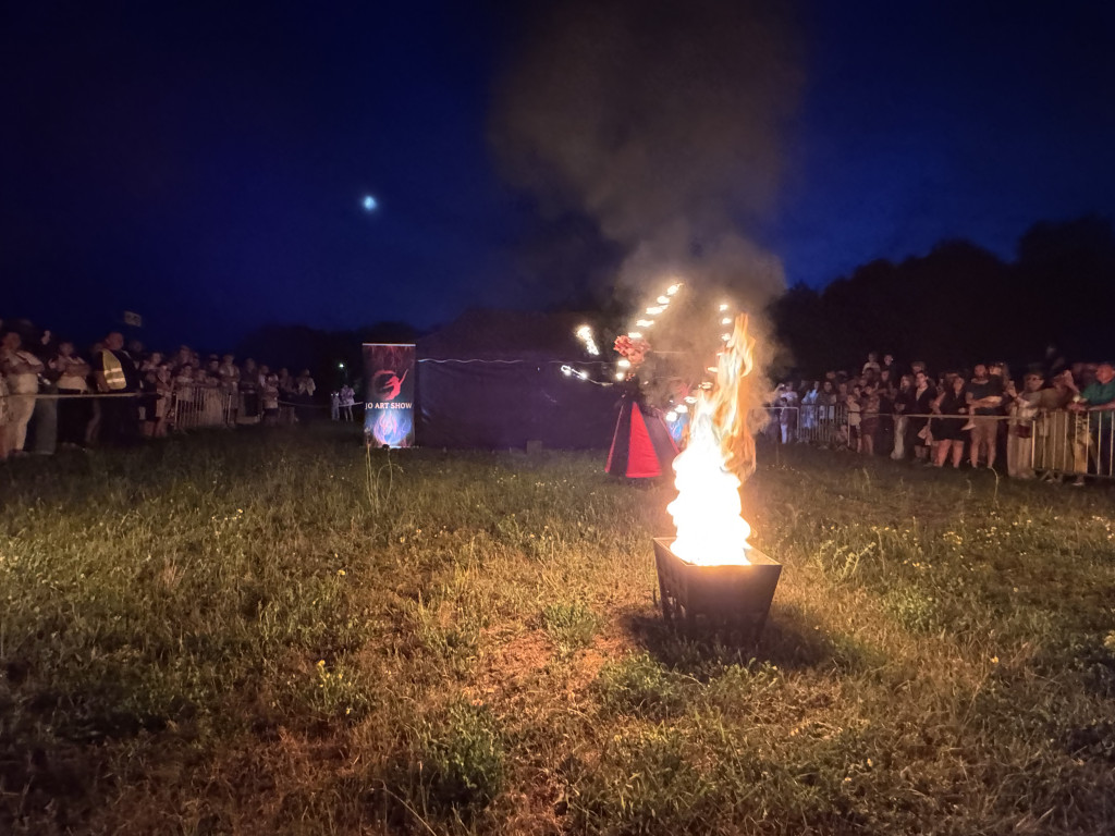 Pokaz ognia i światła nad  Zalewem Miła w Stąporkowie