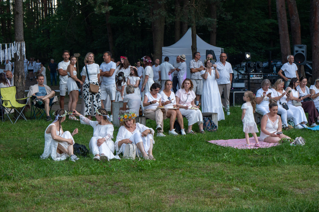 Tłumy na Nocy Świętojańskiej w Dolinie Muminków