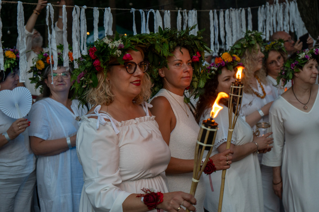 Tłumy na Nocy Świętojańskiej w Dolinie Muminków