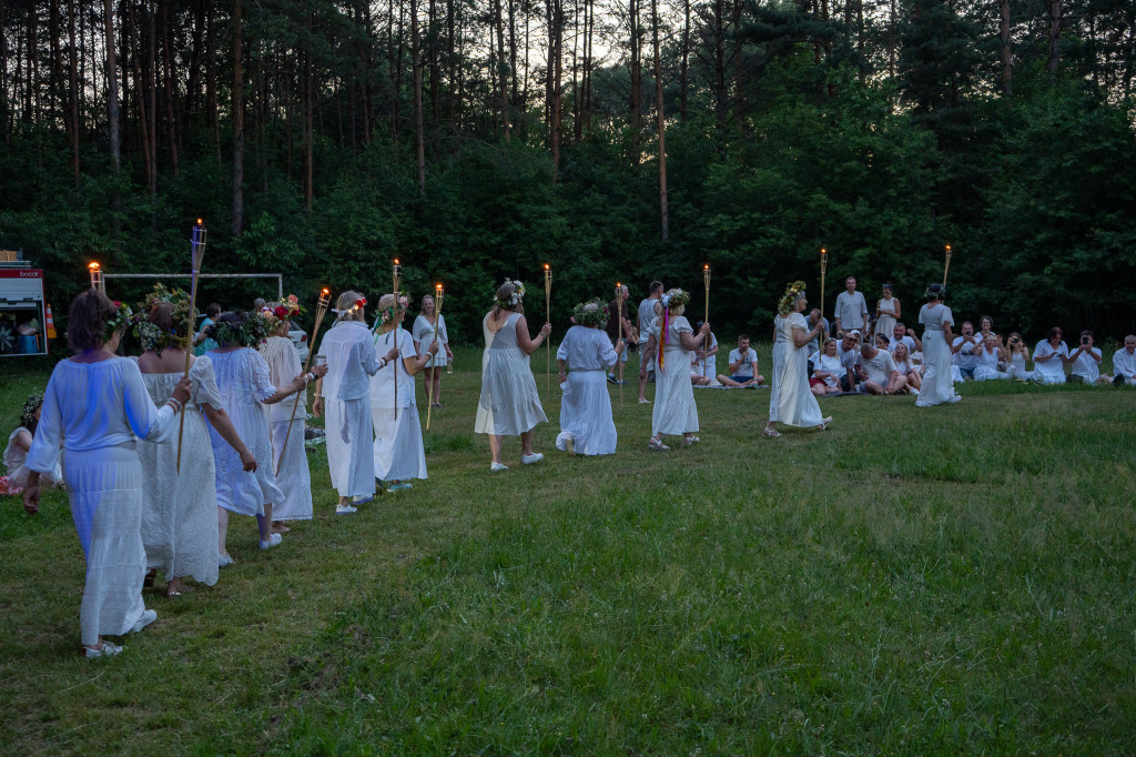 Tłumy na Nocy Świętojańskiej w Dolinie Muminków