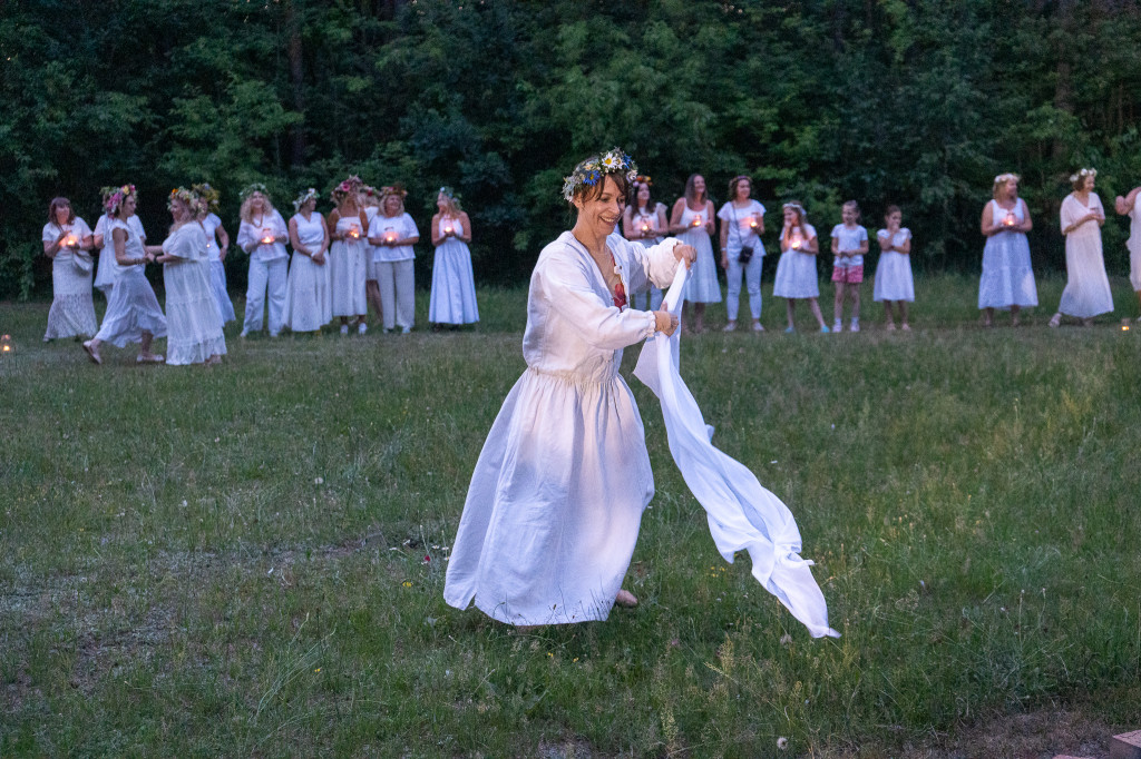 Tłumy na Nocy Świętojańskiej w Dolinie Muminków