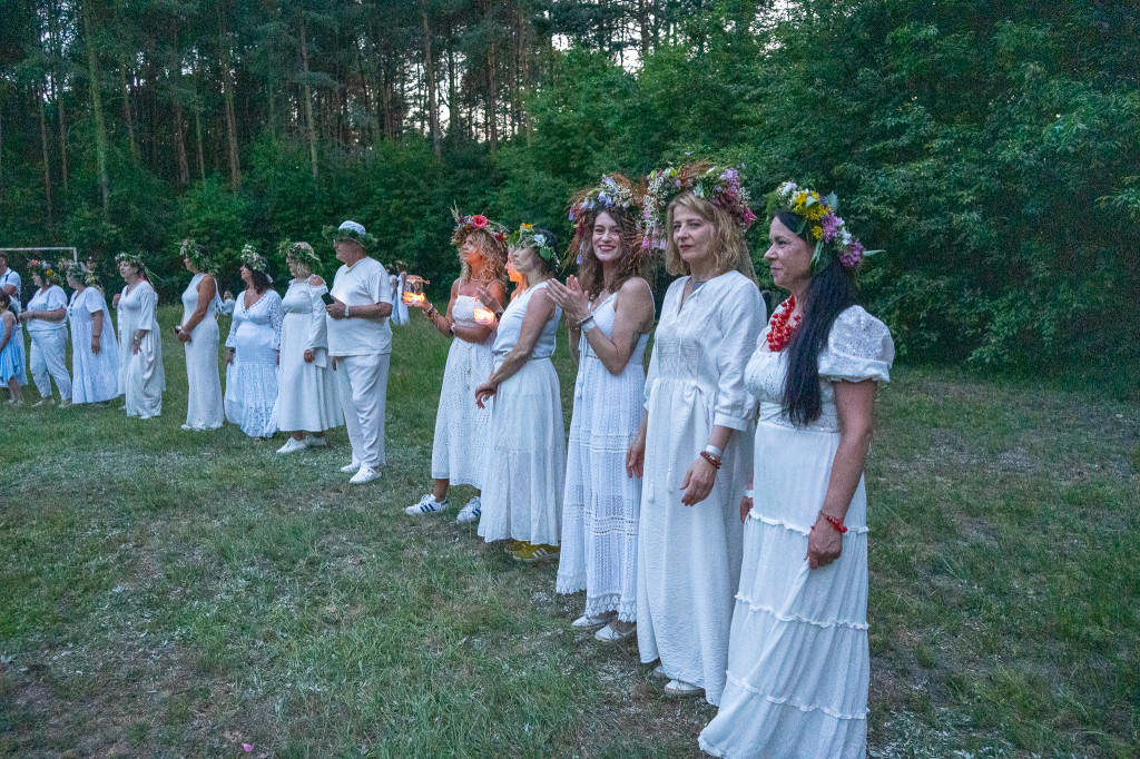 Tłumy na Nocy Świętojańskiej w Dolinie Muminków