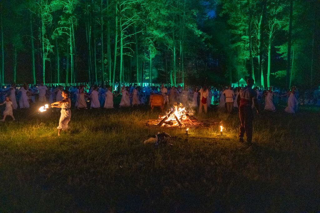 Tłumy na Nocy Świętojańskiej w Dolinie Muminków