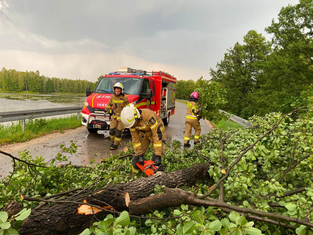 Burze wywołały zniszczenia na granicy powiatu koneckiego. Straty są duże