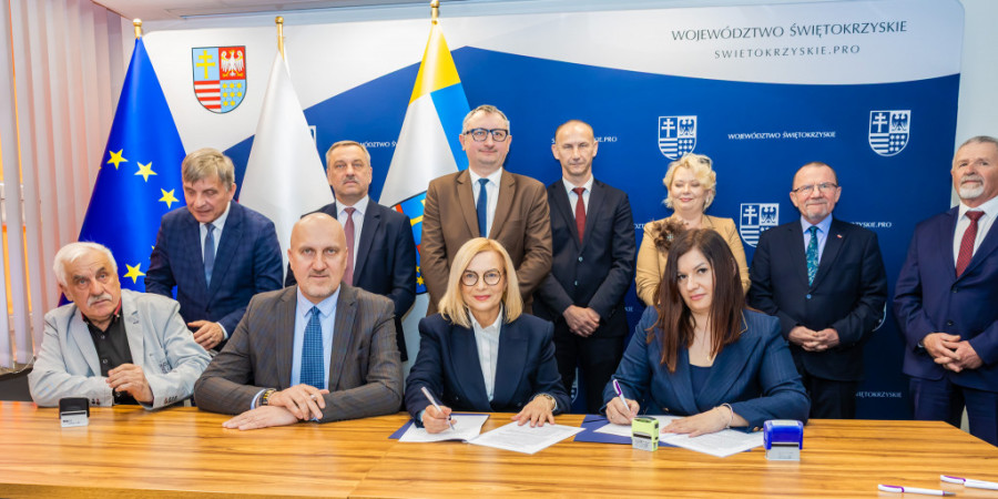Na zdjęciu: Prezes Zarządu Zarządu LGD Nad Czarną i Pilicą - Małgorzata Barcicka (z prawej u dołu), Foto. UMWŚ