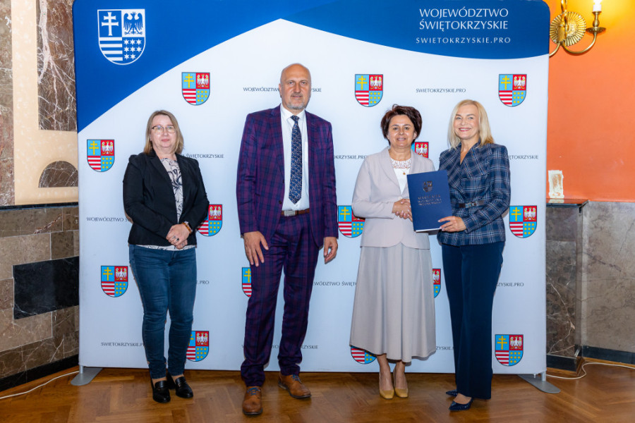 Gminy z powiatu koneckiego z dofinansowaniem, foto. UMWŚ