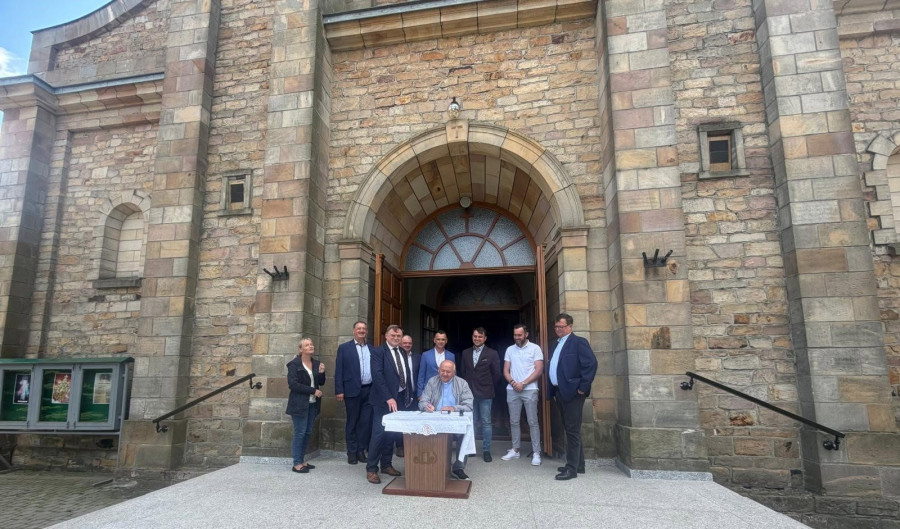 Gmina Słupia Konecka podpisała umowę na termomodernizację zabytkowego kościoła pw. Wniebowzięcia Najświętszej Maryi Panny i św. Tekli w Mninie, foto. Gmina Słupia Konecka