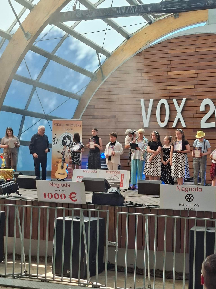 Adrian Mazur ze studia Vocalove na podium European Song Festival w Ostrowcu, foto. Vocalove