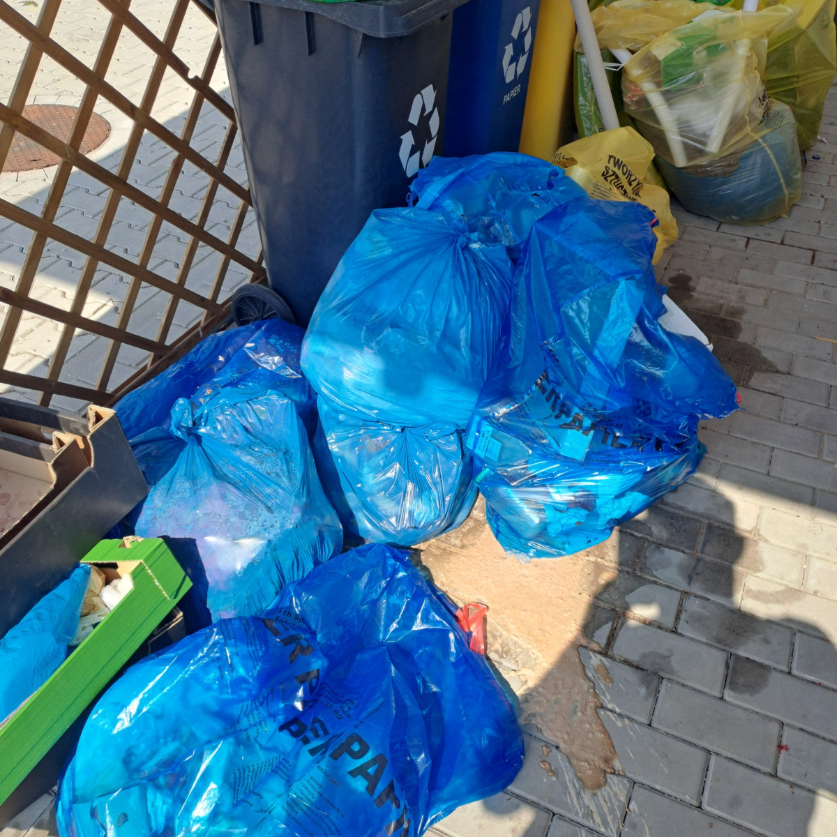 Zdjęcie od sołtysa Piły. Wskazuje on na brak posegregowania śmieci przez wynajmujących