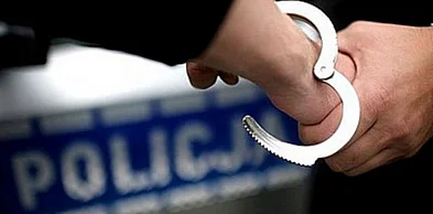Przyszedł z pretensjami do policjantów. Wyszedł w kajdankach, bo był poszukiwany