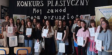 Chirurg, grafik i rysownik na podium konkursu plastycznego w Końskich