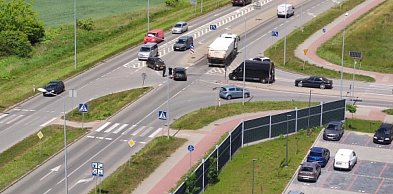 Kolizja na skrzyżowaniu w Końskich. Renault wymusił pierwszeństwo