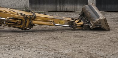 Koparka przygniotła mężczyznę. W ciężkim stanie trafił do szpitala