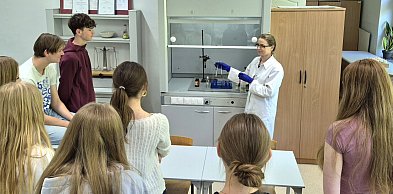II LO w Końskich rozwija pracownię chemiczną dzięki grantowi z FunLab