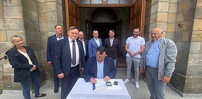 Umowa podpisana. Zabytkowy kościół w Mninie przejdzie termomodernizację