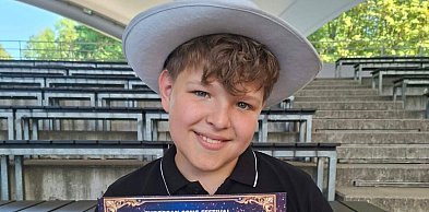 Adrian Mazur ze studia Vocalove na podium European Song Festival w Ostrowcu