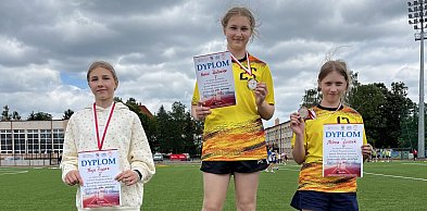 Uczennice z Końskich z medalami mistrzostw województwa w lekkoatletyce