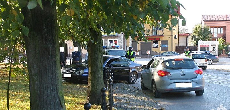 Radoszyce: 16-latek mercedesem wjechał w barierki na rynku! [zdjęcia]