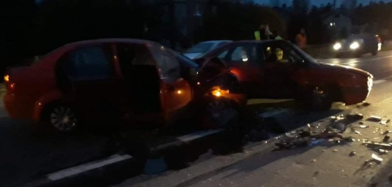 Zderzenie czołowe na drodze krajowej 42 w pobliżu Stąporkowa [foto]