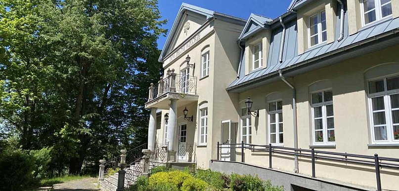 Dom Seniora otoczony zielenią. W Starzechowicach opieka jest znakomita.