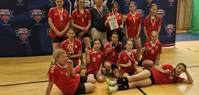 Drużyna z PSP nr 2 Stąporkowie z 3 miejscem w województwie w koszykówkę
