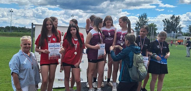Uczniowie ze Stąporkowa wrócili z medalami ze Strawczynka