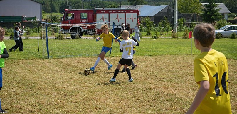 Futbolove Lato w Szóstakach przyciągnęło mieszkańców mimo deszczu