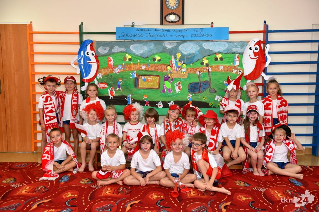 Dzieciaki na tle swojej pracy zgłoszonej w konkursie "Pastusiowa Olimpiada"