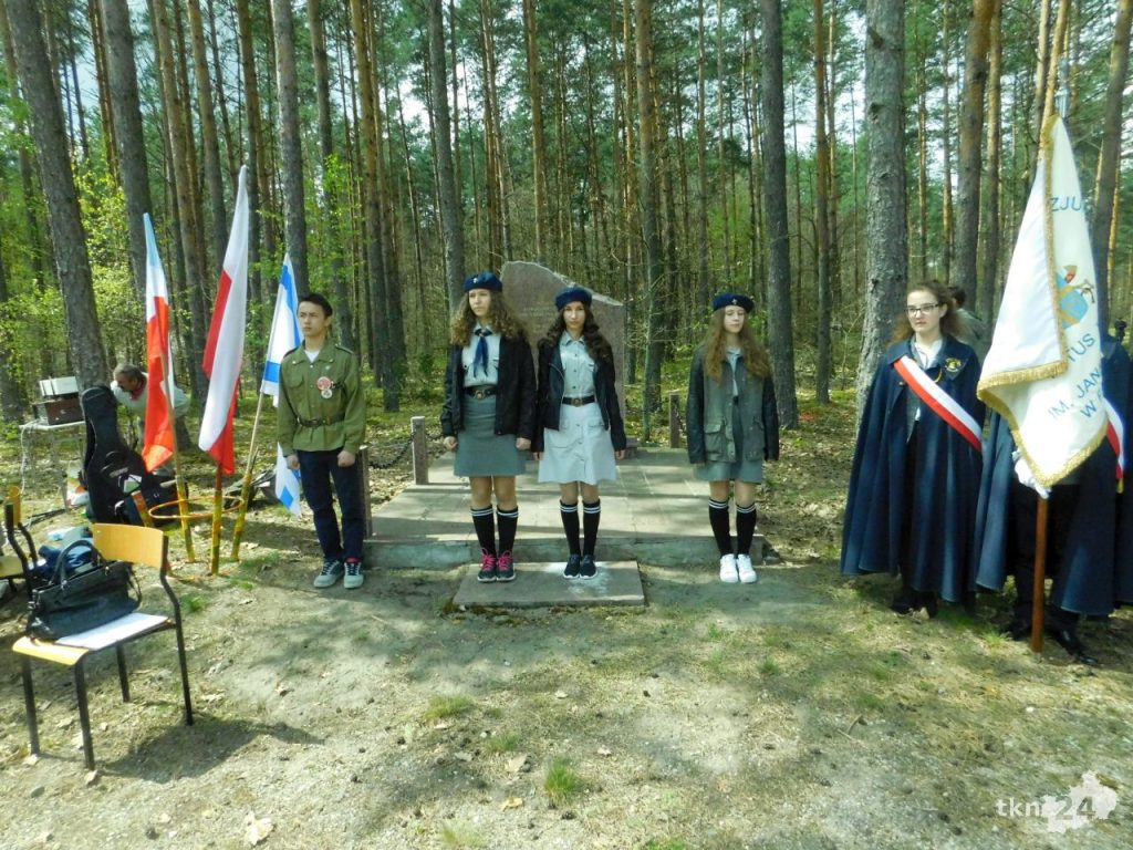Uroczystość w lesie koło Bulianowa (20)