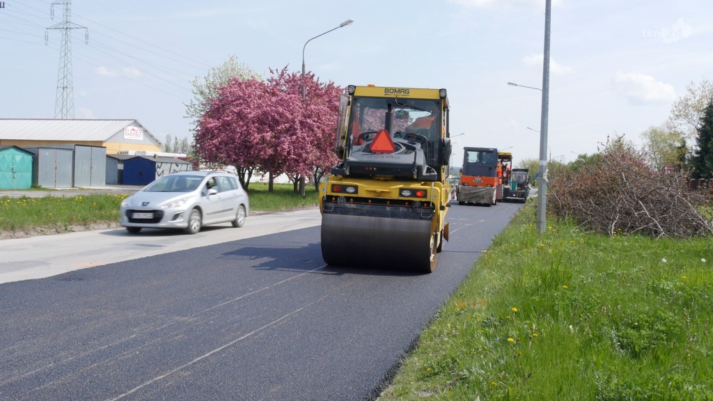 W ostatnich dniach na ulicy Armii Krajowej kładziono nową warstwę asfaltu. 