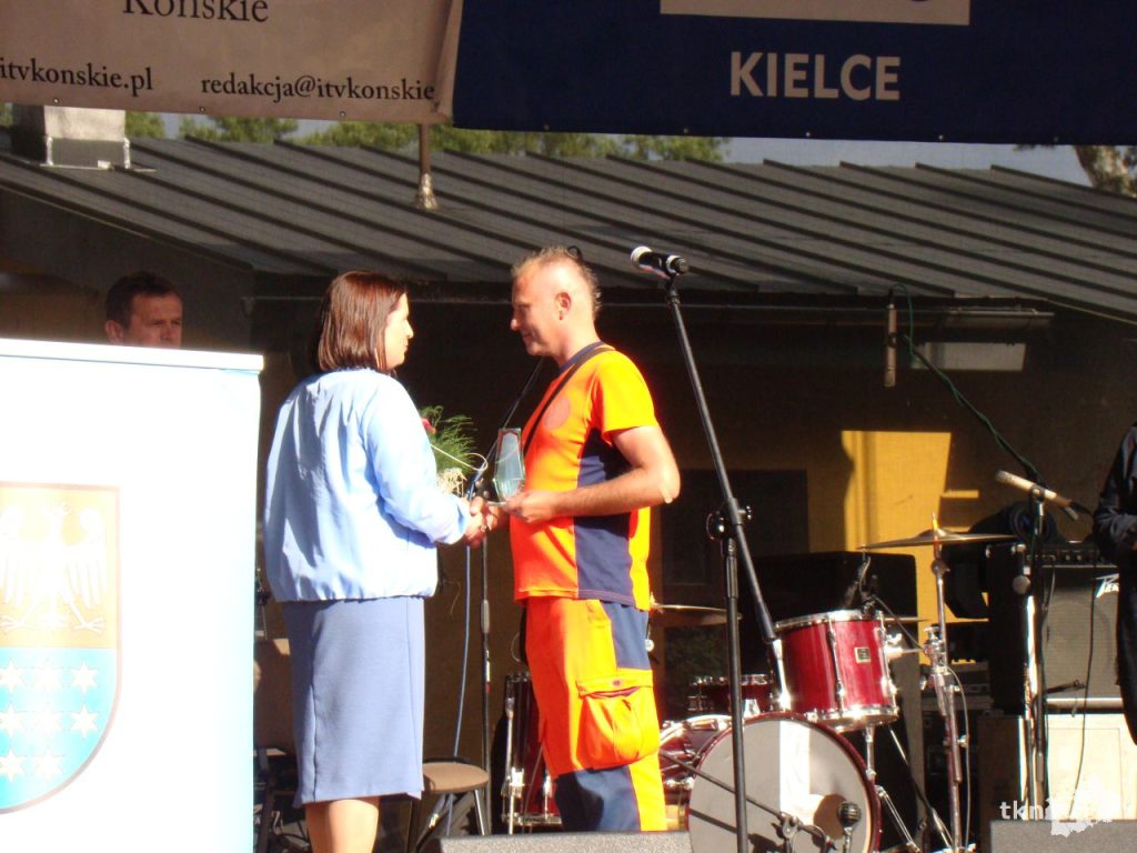 Marcin Pytlos odbiera nagrodę "Kowal Losu". 