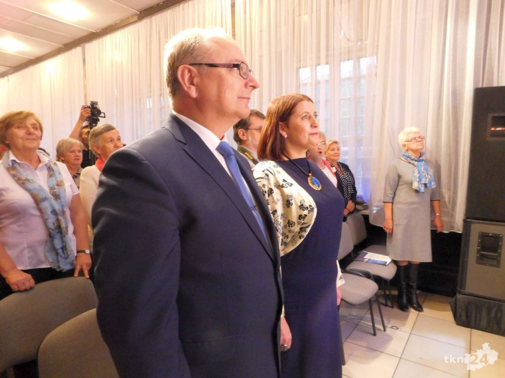 Burmistrz Krzysztof Obratański i członek Zarządu Powiatu Dorota Duda wysłuchują studenckiego hymnu.