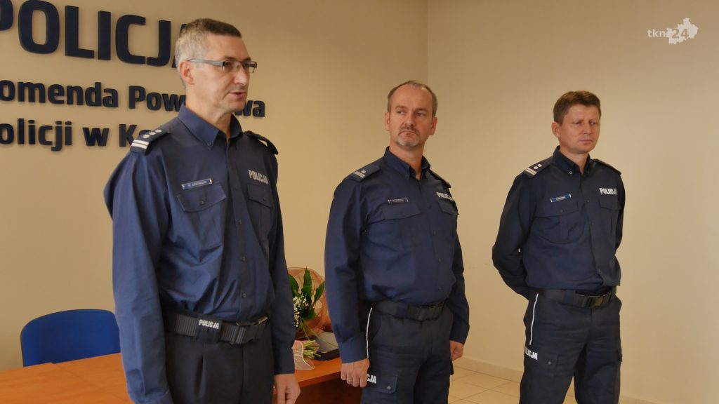 Od lewej: Komendant Cisowski, dotychczasowy zastępca komendanta Tomasz Jarosz i nowy zastępca Dariusz Dębowski.