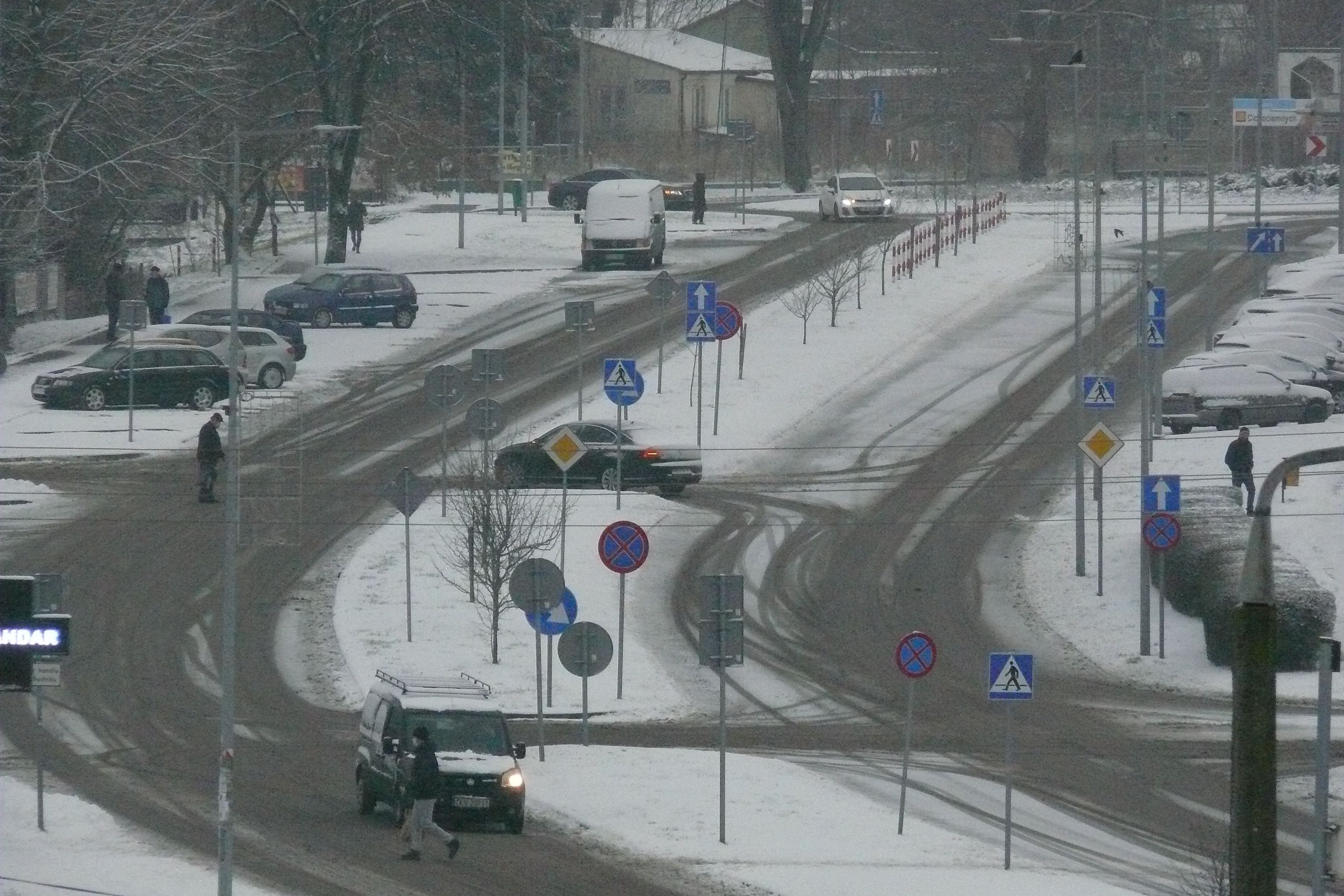 Biało na drogach. Miejscami są utrudnienia