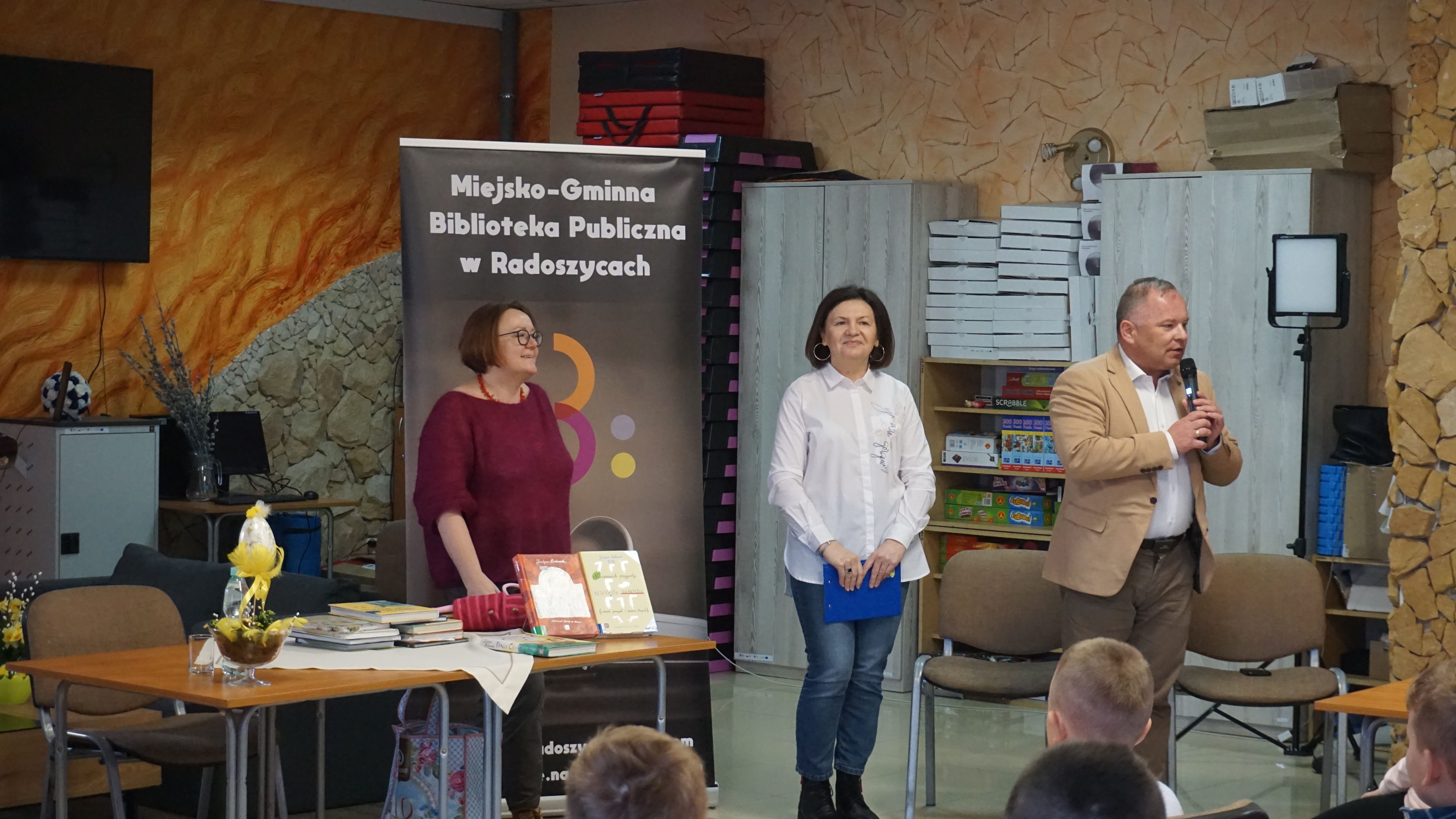 Justyna Bednarek spotkała się z najmłodszymi czytelnikami w Radoszycach [zdjęcia]