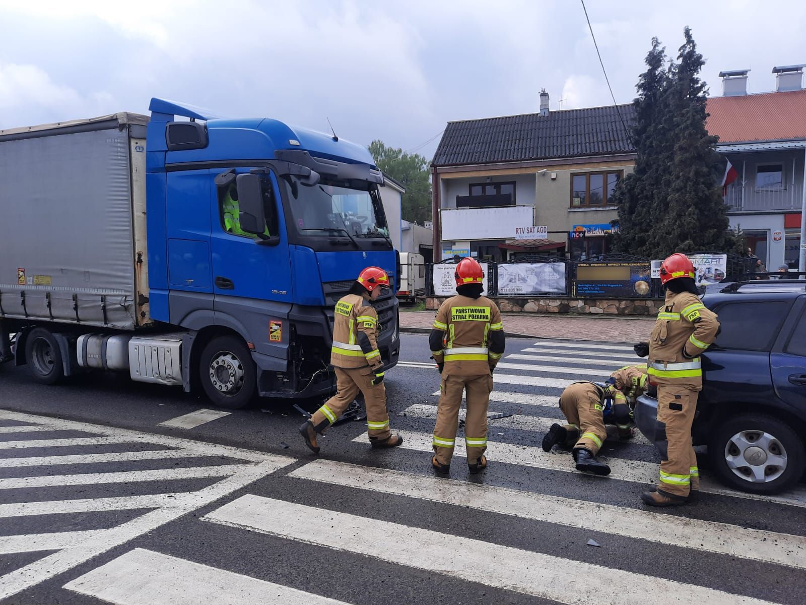 Kolizja ciężarówki z osobówką w Stąporkowie [zdjęcia]