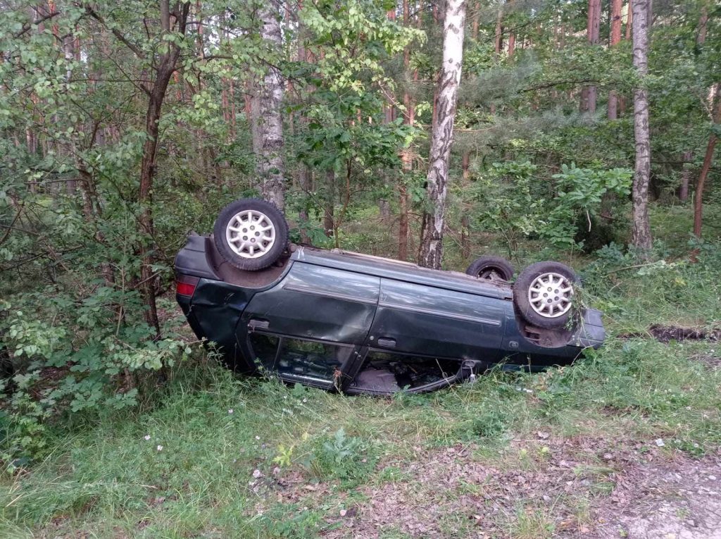 Pijany i z zakazem dachował w Stąporkowie!