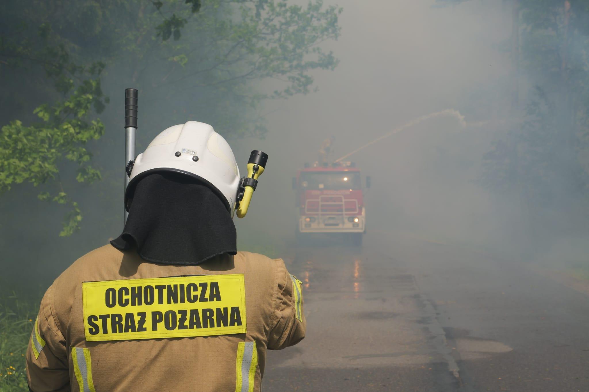 Strażacy z powiatu koneckiego ćwiczyli gaszenie pożaru lasu w gminie Stąporków [zdjęcia]